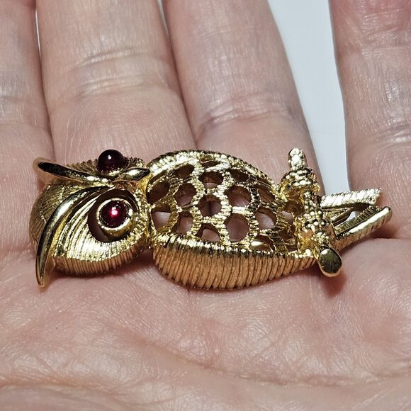 **Sale** Vintage Avon Owlette Gold Tone Owl Red Eyes Brooch 1972 - Picture 3 of 10